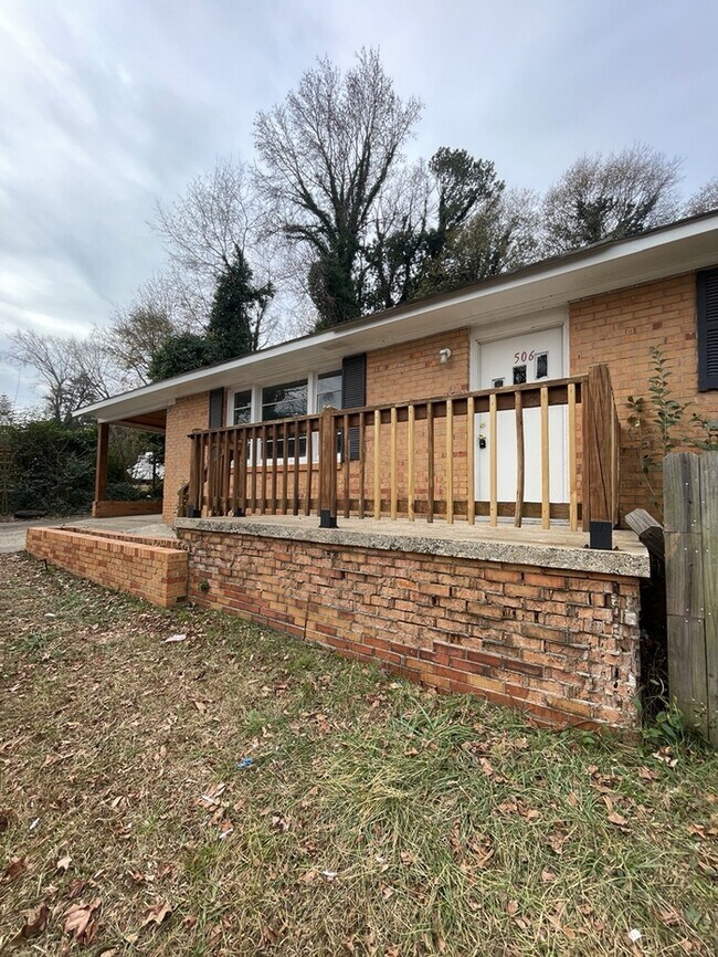 Building Photo - 3 bedroom 1.5 Bathroom