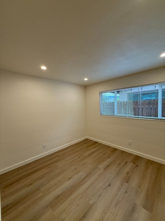 Building Photo - 750 Topaz Dr