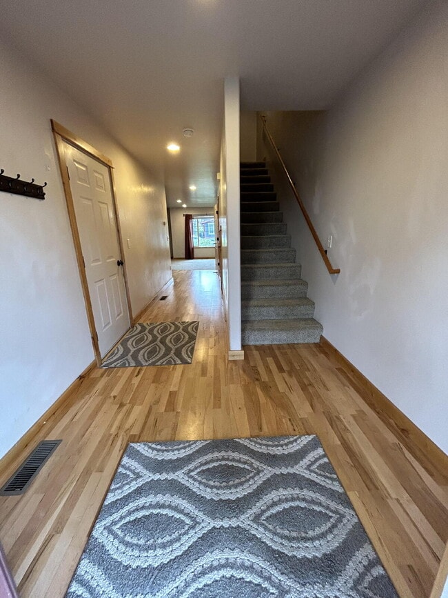 Building Photo - "Luxurious 3-Bed, 3-Bath Townhouse with Fi...