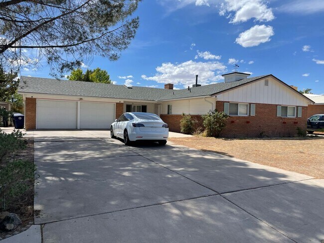 Building Photo - Open floorplan/Huge yard/Lots of Storage/Fireplace