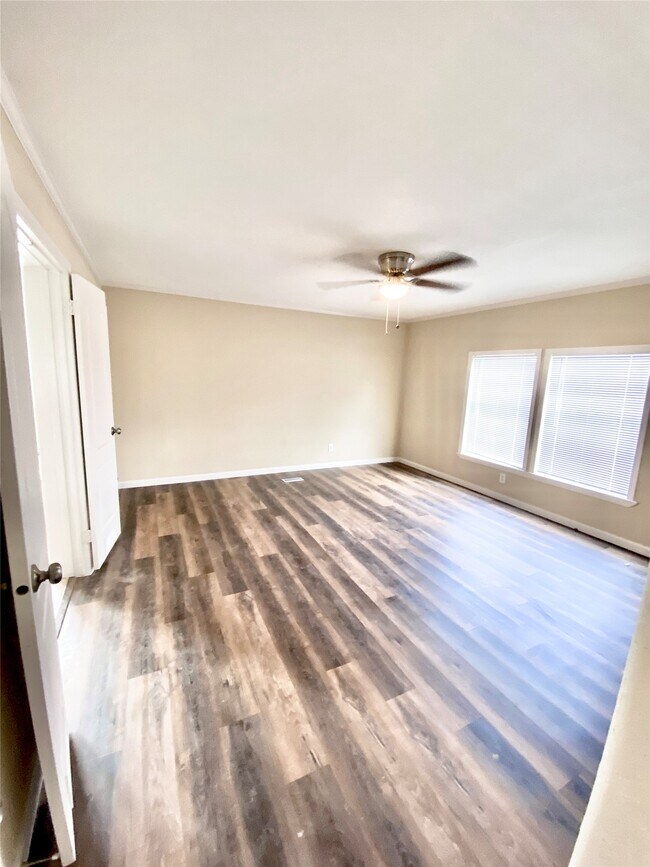 Building Photo - 11720 W Small Oaks Ln