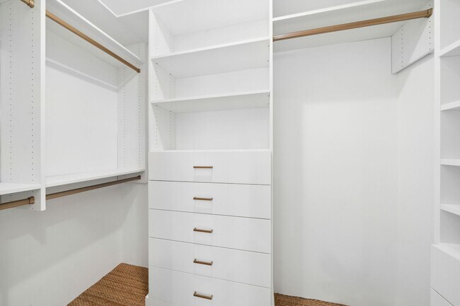 Building Photo - Upgraded 2-Bedroom in Gated Summit Community