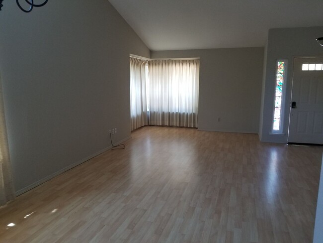 Building Photo - Clean 3 Bedroom , 2 Bathroom 1661 sqft. Br...