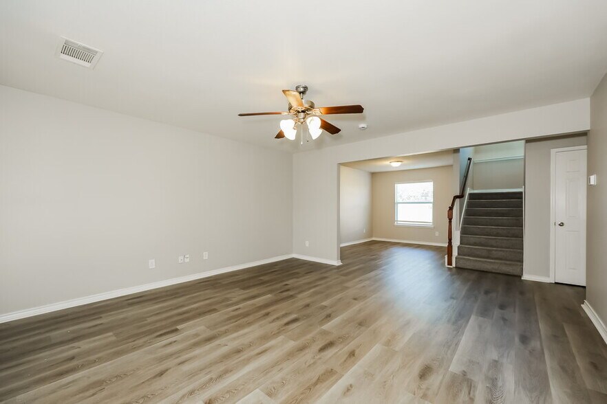 Building Photo - 1204 Boxwood Dr