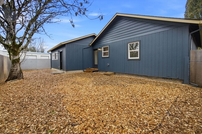 Building Photo - Newly Renovated 2 Bedroom Home