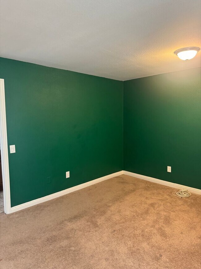 Building Photo - Very Spacious! 3Bed/2.5Bath w/solar panels! Close to Sweetwater Reservoir with plenty of trails!