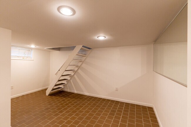Building Photo - 804 S Warnock St