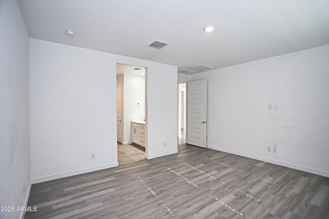 Building Photo - 1535 W Corral Rd