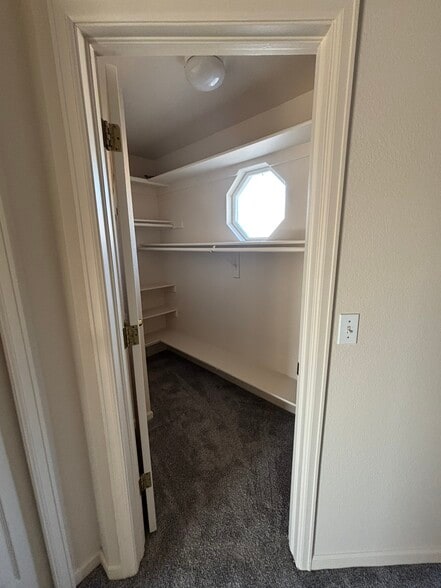 Building Photo - 927 Parker Dr