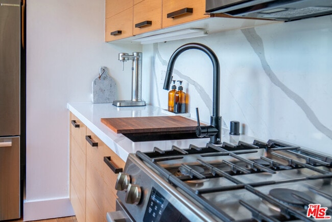 Building Photo - 460 S Spring St