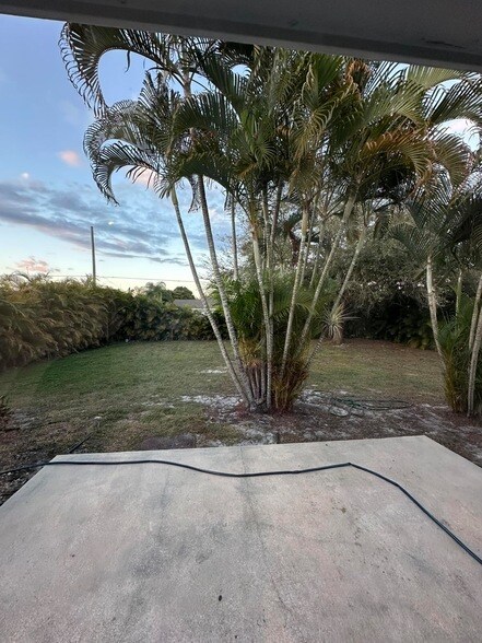 Building Photo - 965 SE Caravan Ave