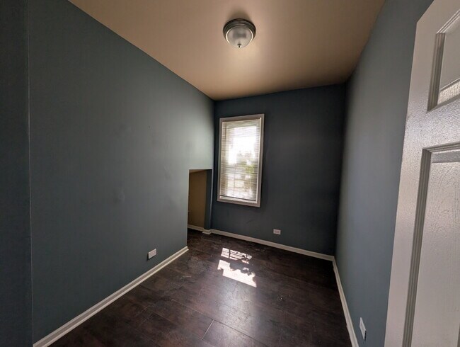 Building Photo - Spacious 1BR/1BA with Off-Street Parking – $1,000/Month