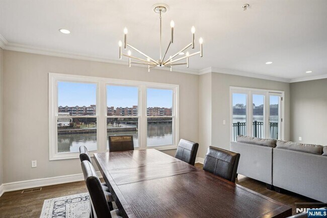 Building Photo - 343 The Promenade