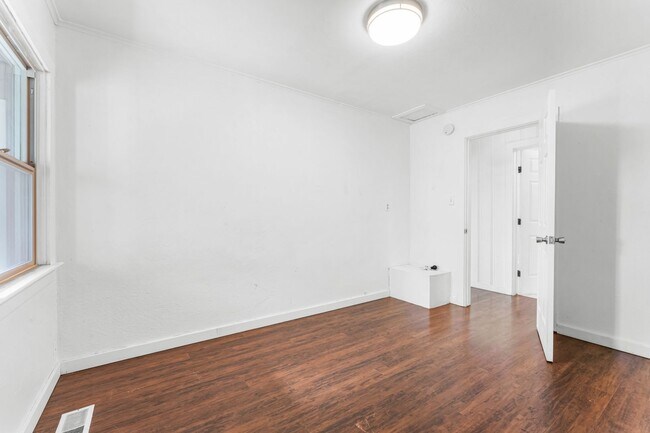 Building Photo - 405 - BEAVER DUPLEX