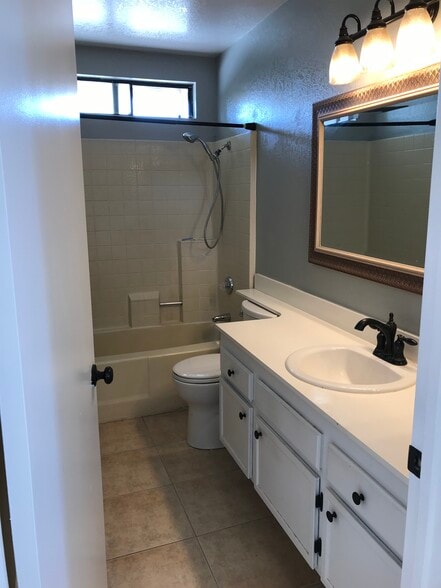 Guest bathroom - 1964 Paseo del Rey