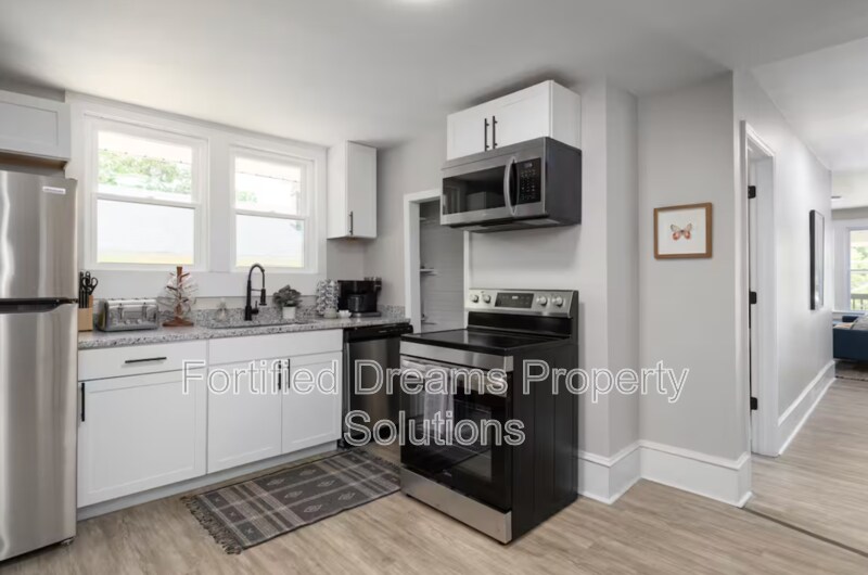 Building Photo - 913 Hutton St