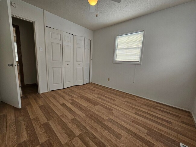 Building Photo - NW 3 Bedroom 1 bath, Large Fenced Yard, 1 Stall Garage