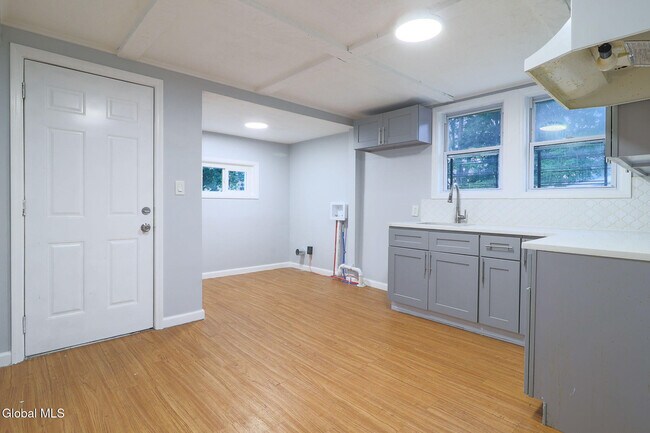 Building Photo - 111 Duane Ave