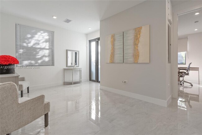 Building Photo - 2889 SW 33rd Ave