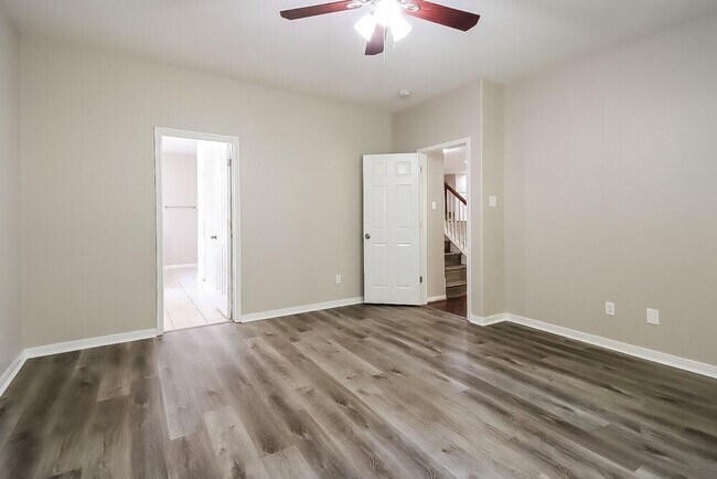 Building Photo - 2407 Lexington Park Dr