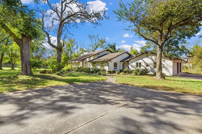 Building Photo - 515 NW D St