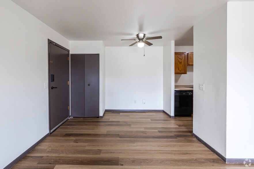2BR, 1BA - 950SF - Dining Room - Canterbury Court Apartments