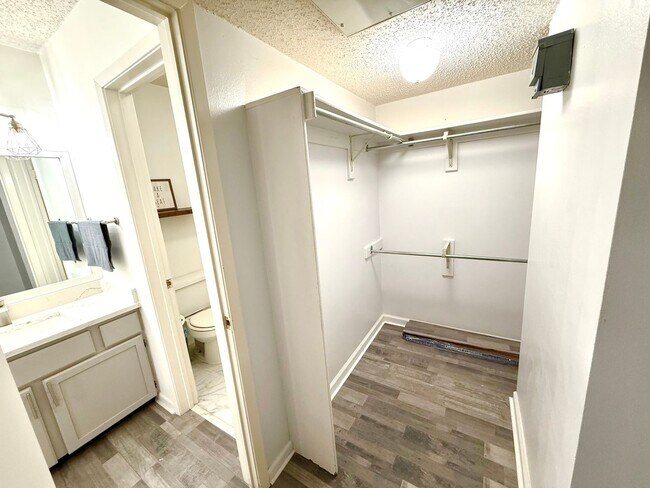 Building Photo - AVAILABLE NOW! 3rd Floor 1 Bedroom / 1 Bat...