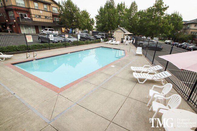 Building Photo - Beautiful 1br Condo in Sherwood. End unit ...