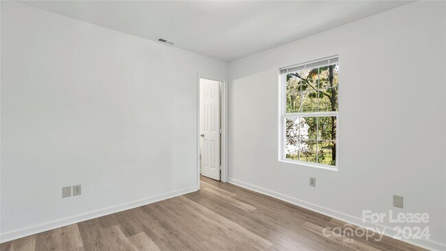 Building Photo - 3733 Oakwood Rd