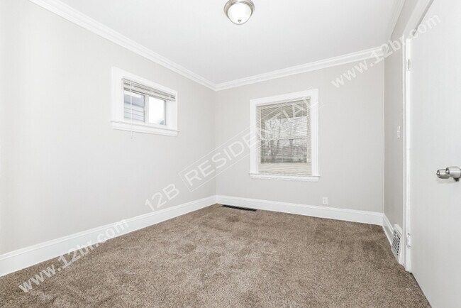 Building Photo - 2-Bedroom Down Unit and Large Kitchen