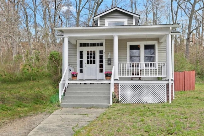 Building Photo - Great Bungalow for Rent!