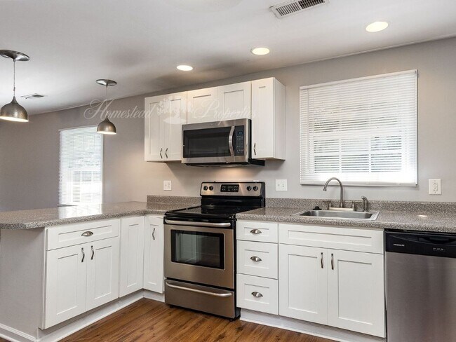 Building Photo - Updated 3 Bedroom / 2 Bath Home on Lamont