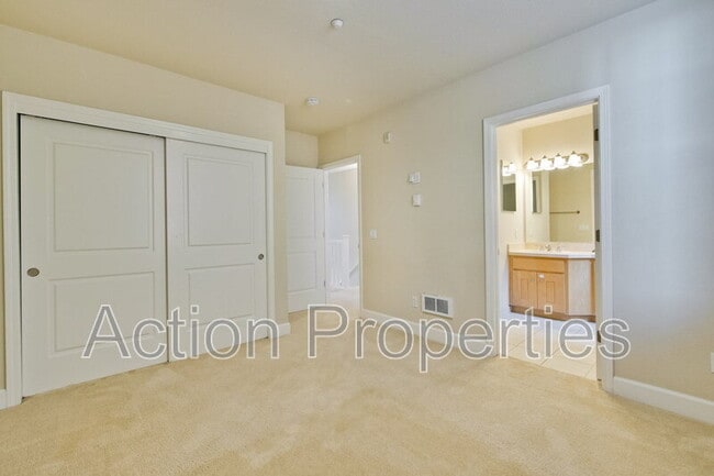 Building Photo - 1765 E Bayshore Rd