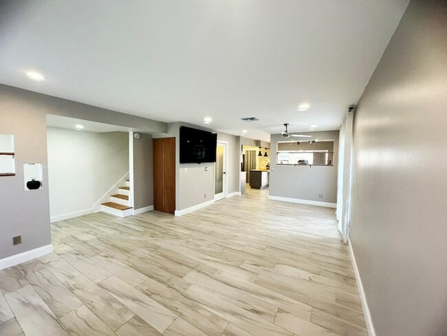 Building Photo - 321 Sandtree Dr