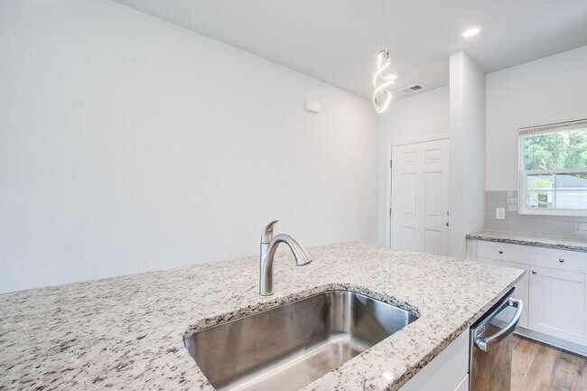 Building Photo - 347 Matuskovic Dr