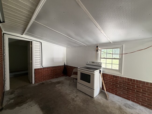 Building Photo - 604 Willow St