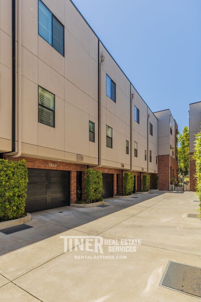 Building Photo - 1322 E Sutter Walk