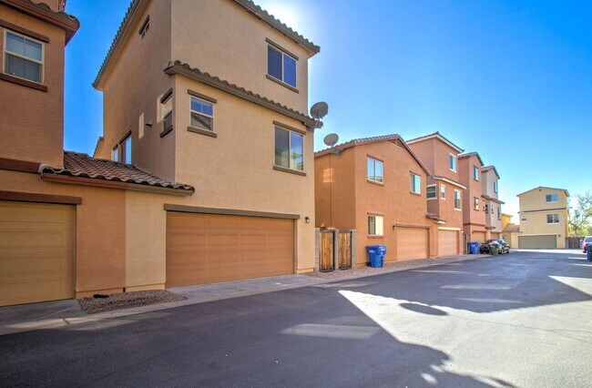 Building Photo - 2014 N 77th Dr