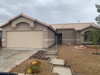 Building Photo - 3 Bedroom/2 Bathroom home has spacious lan...