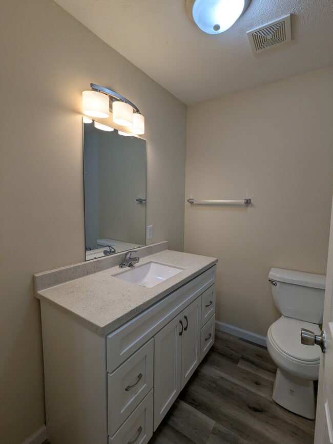 Building Photo - 904 Adams St