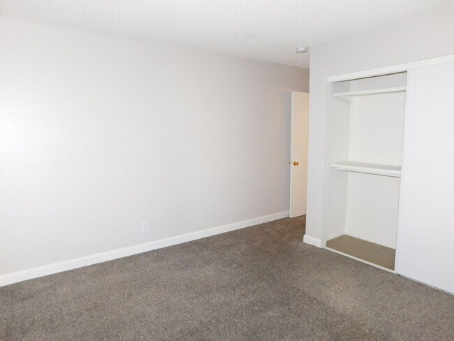 Building Photo - Spacious 2 bedroom- no neighbors under you !!