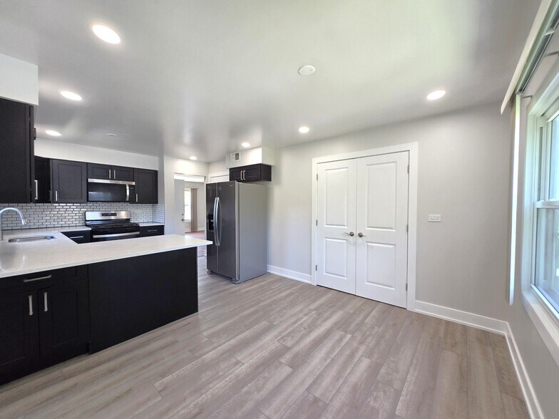 Building Photo - 1002 E Callero Cir