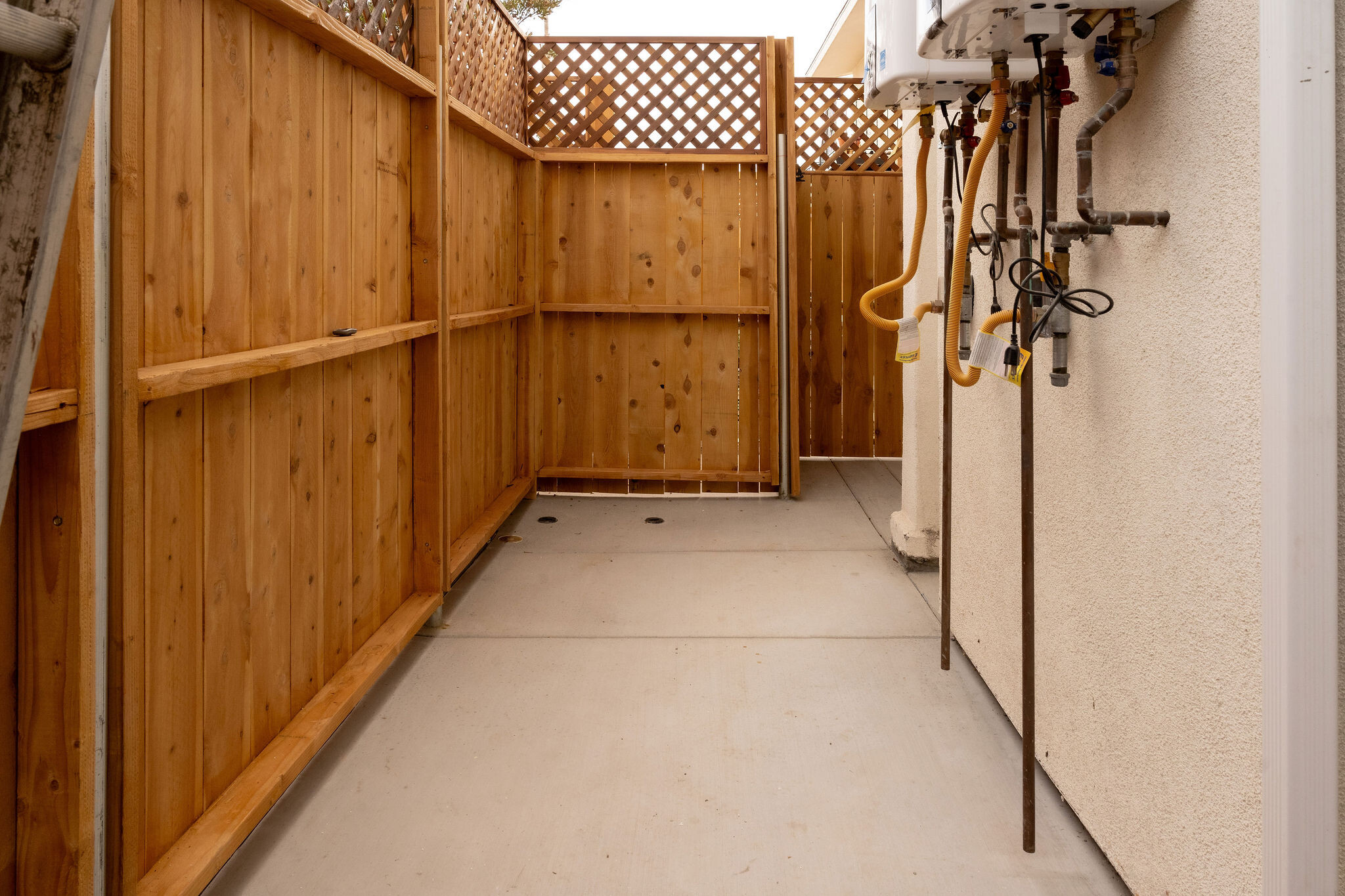 private patio space - 4772 Bancroft St