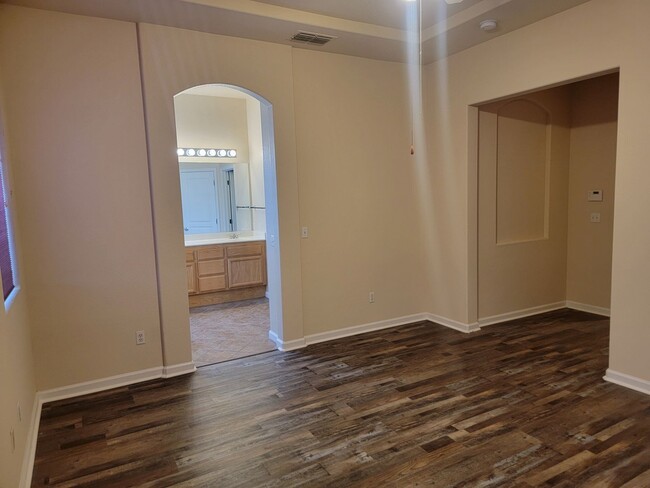Building Photo - MAY MOVE IN SPECIAL - $500.00 of 2nd Month
