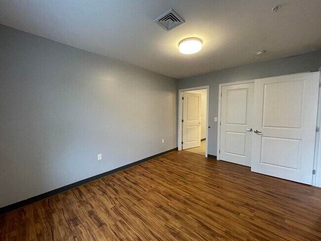 Building Photo - 15 E Ridge Dr