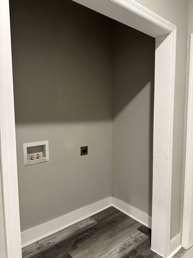 Building Photo - 4 Bedroom and 2 Full Bathroom House in the...
