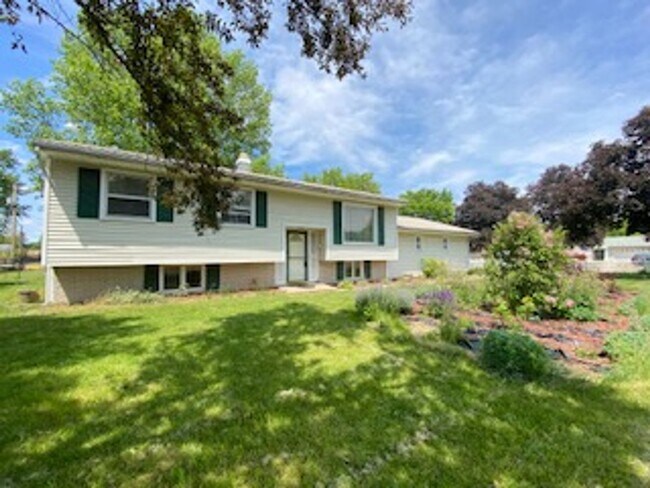 Building Photo - 3 Bedroom Home Available in Elkhart!