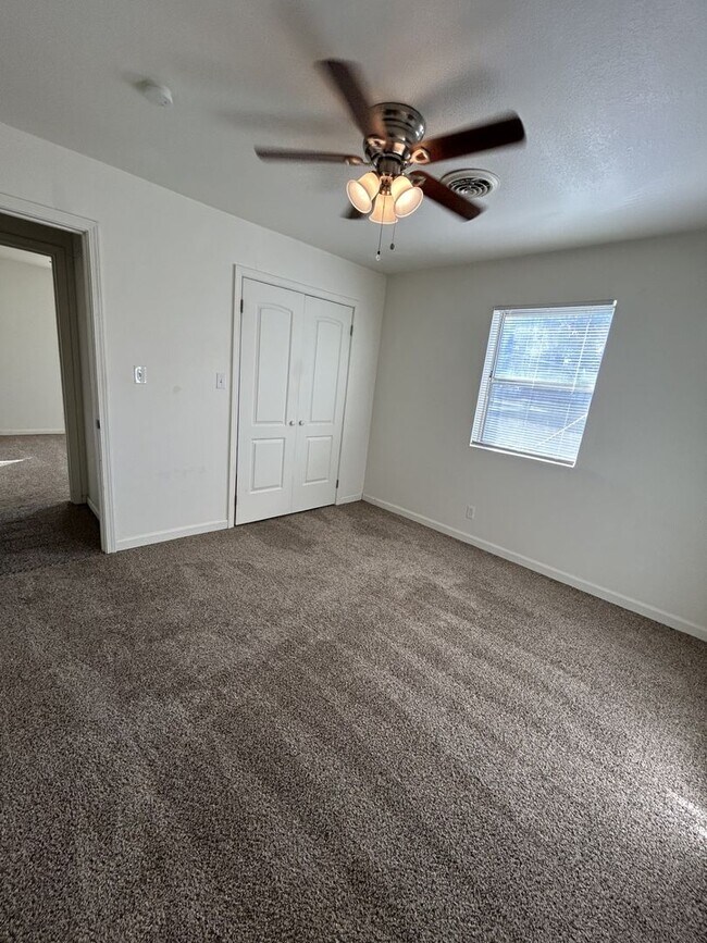 Building Photo - 1301 E 9th St