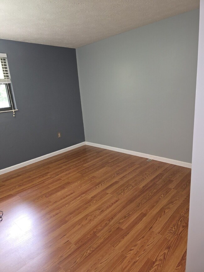 Building Photo - Beautiful Three Bedroom Townhome in Hunting Ridge Community