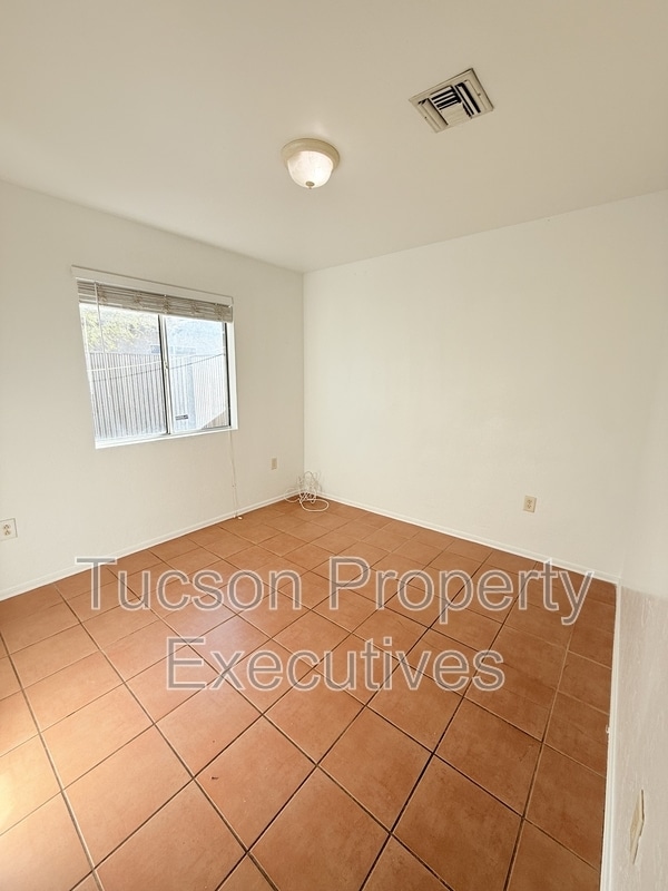 Building Photo - 440 E 23rd St